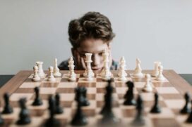 A Síndrome de Asperger é um Transtorno do Espectro Autista (TEA) que afeta a interação social e a comunicação, especialmente na infância