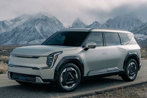 Sem ainda uma definição de qual versão virá para o Brasil, o EV9 tem potências de 203 e 247 cavalos e autonomia de até 497 quilômetros