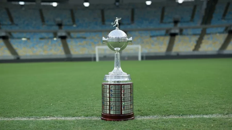 Taça da Copa Libertadores no gramado do estádio do Maracanã