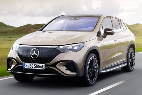 O EQE 100% elétrico é equipado com motor de 245 cavalos de potência e 55,4 kgfm de torque, com 367 quilômetros de autonomia pelo Inmetro