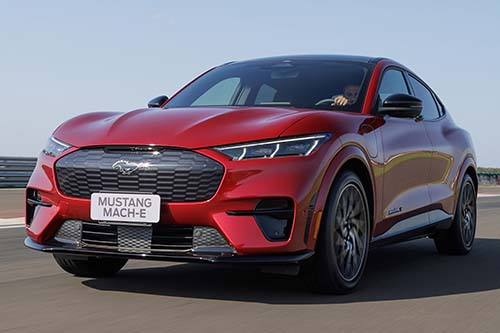 Os dois motores de corrente alternada entregam 487 cavalos de potência e um torque de 87,7 kgfm