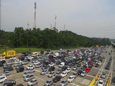 As rodovias que compõe o Sistema Anchieta-Imigrantes (SAI) apresentam lentidão e congestionamento no sentido Litoral