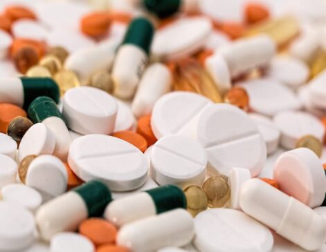 Quem identificar unidades de medicamentos com suspeita de falsificação deve entrar em contato com as empresas detentoras do registro dos produtos para verificar a autenticidade