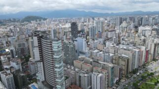 Bairro mistura casas antigas, modernas construções e comércio e serviços variados