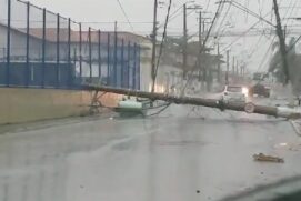 Em Praia Grande, um morador registrou a queda de um poste após o temporal