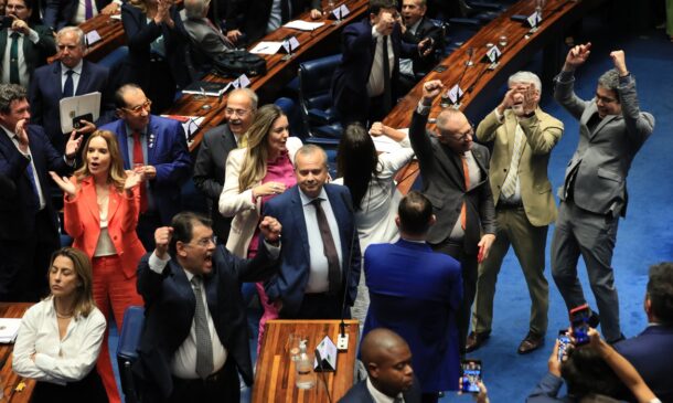 Aprovação da PEC exigia o voto de pelo menos 49 dos 81 senadores