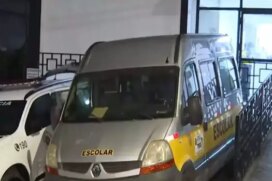 A criança ficou ao menos oito horas esquecida dentro da van escolar.