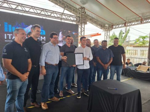 O prefeito de Itanhaém Tiago Cervantes (PSD) durante a assinatura do contrato