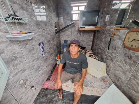 Lourival teve a casa destelhada e está dormindo no banheiro, único local que não foi atingido pela ventania, em Itanhaém