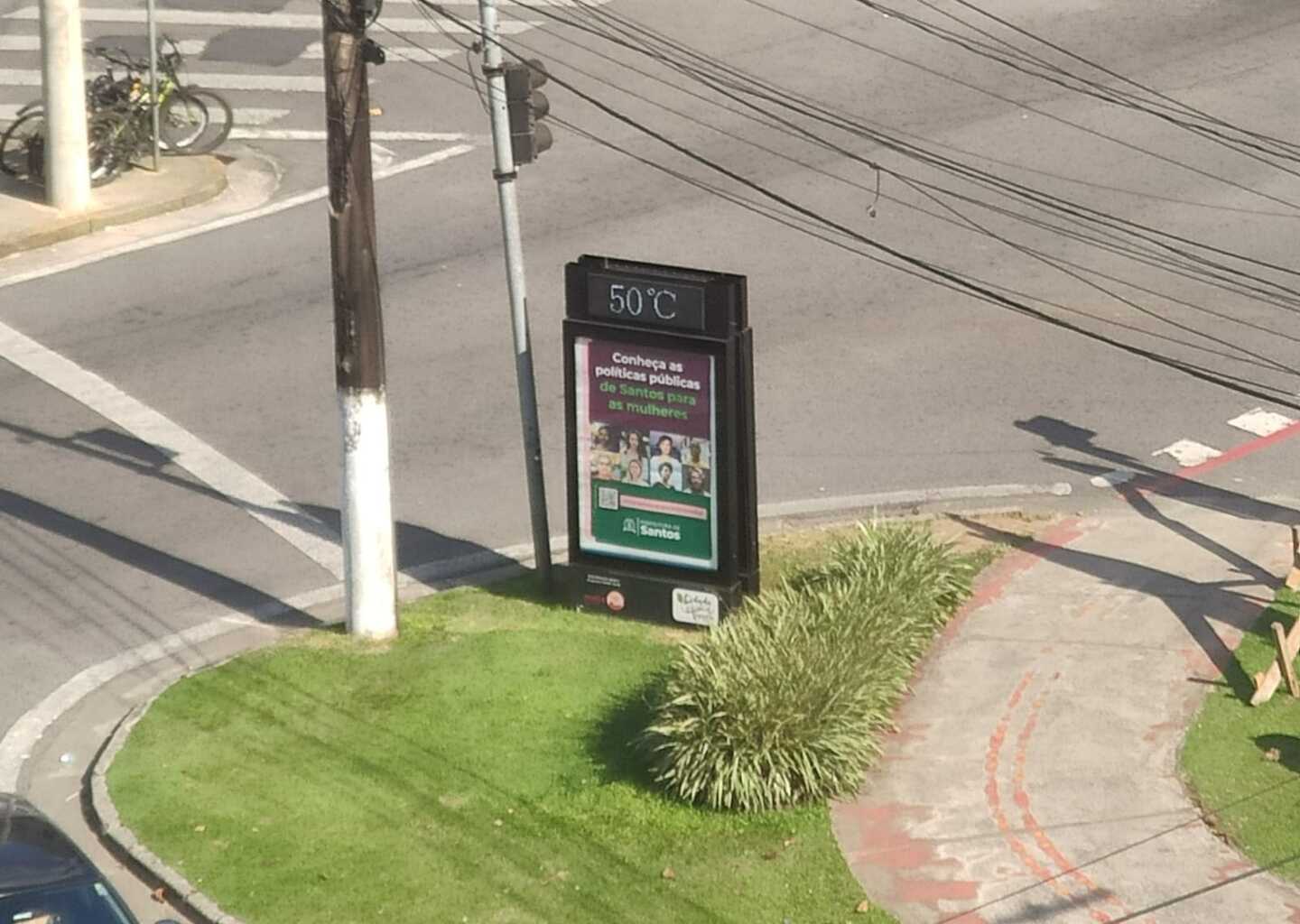 Um termômetro digital localizado na Avenida Pinheiro Machado (Canal 1), em Santos, bateu a marca dos 50&ordm; C na tarde deste sábado (18)