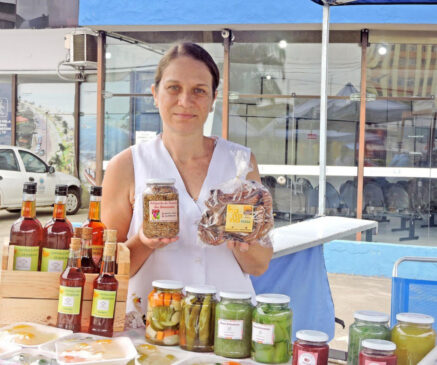 Pães, doces, geleias, licores e banana passa são os produtos feitos por Patrícia, na Feira do Produtor, em Itanhaém