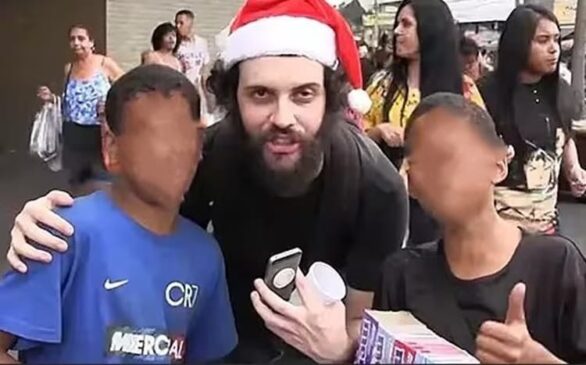 Comediante Diogo Defante ao lado dos jovens que originaram o meme