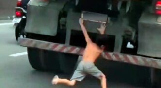 Menino cai de caminhão e quase o pior acontece