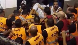 Organizada do Santos tenta invadir ginásio de votação na Vila Belmiro
