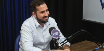 O prefeito de São Vicente, Kayo Amado, no estúdio do Diário do Litoral