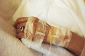 Texto proíbe a interrupção ou suspensão indevida do tratamento, devendo o SUS garantir o fornecimento dos medicamentos e equipamentos necessários
