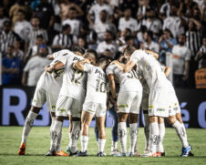 Hoje, o Santos tem jogadores com salários acima do que poderá pagar em 2024 e precisará enxugar o seu elenco, que conta com 35 jogadores
