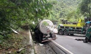 Um caminhão que carregava suco de laranja se chocou contra uma mureta de concreto e o veículo ficou parado na pista