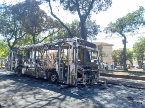 Diversos carros e ônibus foram queimados