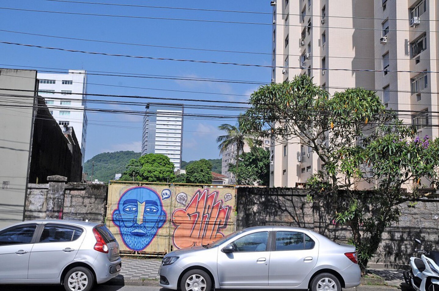 No total, os dois terrenos ocupam uma área de 4.356 metros quadrados e foram arrematados por R$ 6 milhões 450 mil