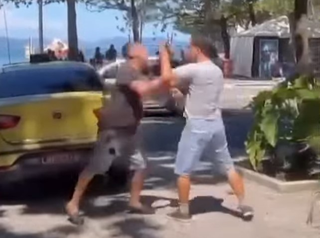 Momento da briga entre os taxistas no Rio