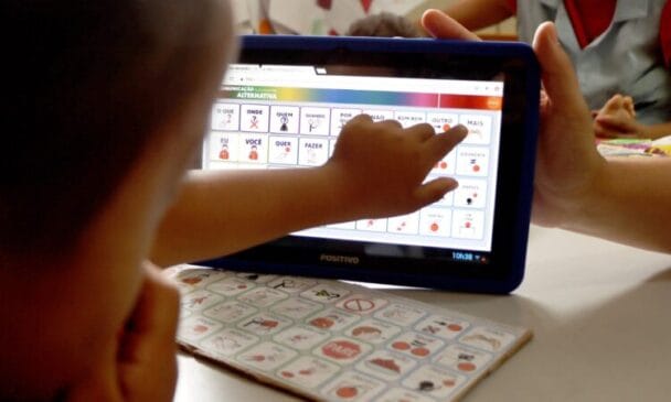 Setor de tecnologia educacional desempenhou um papel fundamental ao transformar recursos tradicionais impressos em materiais digitais e interativos