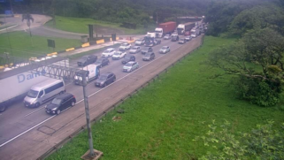 O motorista encontra lentidão do km 20 ao km 17 e do km 12 ao km 10, por conta do excesso de veículos