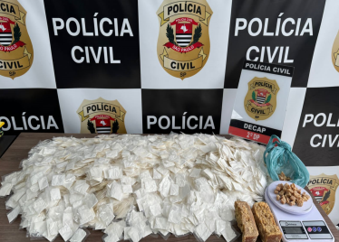 Os policiais também apreenderam mais de R$ 2 mil em dinheiro da venda de drogas