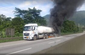 Parte do combustível vazou e a Companhia Ambiental do Estado de São Paulo (CETESB) foi acionada.