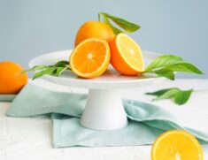 A oferta mundial de suco de laranja está caindo nos dois maiores polos produtores: Brasil e Estados Unidos