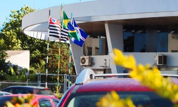 O expediente nas repartições públicas municipais volta a atender normalmente na terça-feira (02).