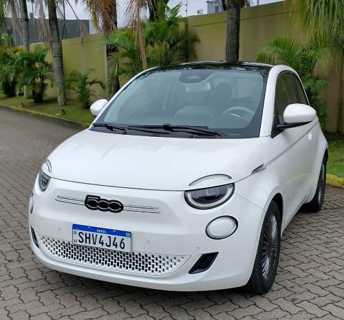 A potência de 118 cavalos e os 22,4 kgfm de torque são mais do que suficientes para empurrar o 500 elétrico com desenvoltura