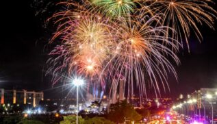 A virada de Ano Novo é comumente marcada pelos fogos de artifício um espetáculo que, de modo geral, é amado ou odiado pelas pessoas