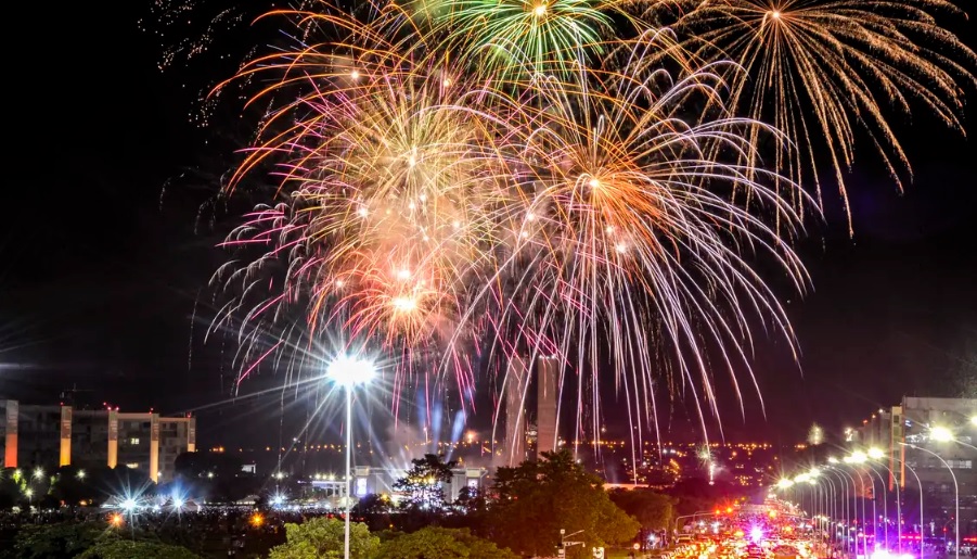 A virada de Ano Novo é comumente marcada pelos fogos de artifício um espetáculo que, de modo geral, é amado ou odiado pelas pessoas
