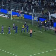 Jogadores do Fortaleza correm para deixar o gramado da Vila