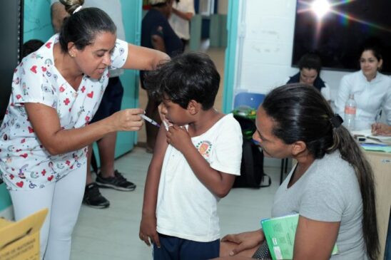 No total, foram aplicadas 2.106 doses de imunizantes em estudantes, professores e funcionários da rede municipal de ensino