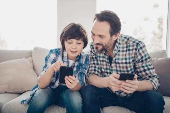 A especialista recomenda que instruir as crianças sobre os perigos online é imprescindível