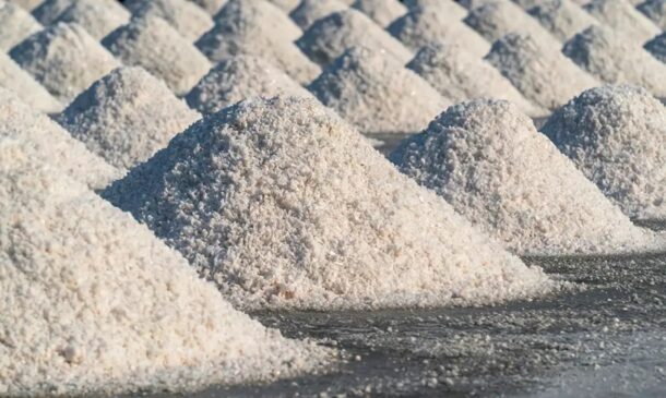 Diferente do sal que geralmente usamos na cozinha, que é obtido do mar, o sal-gema é encontrado em jazidas subterrâneas formadas há milhares de anos a partir da evaporação de porções do oceano
