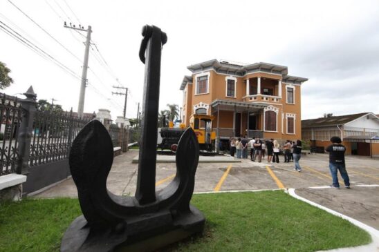 Casarão do museu em estilo vitoriano, tem âncora para recepcionar os visitantes