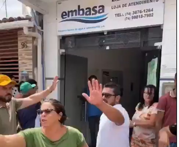 Moradores protestam em cidade do interior da Bahia