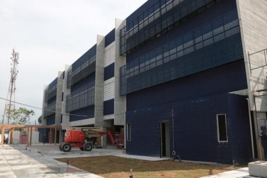 Estrutura Azul e branca de três pavimentos se destaca na Praça Nicolau Geraigire