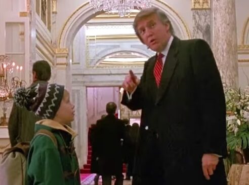 Macaulay Culkin e Donald Trump em cena de 'Esqueceram de Mim 2'
