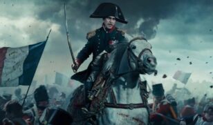 Joaquin Phoenix em cena de 'Napoleão'