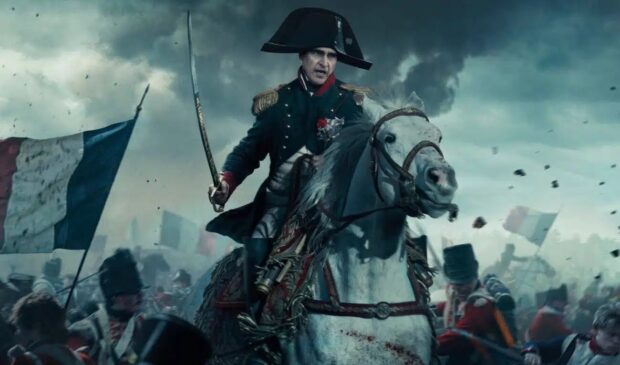 Joaquin Phoenix em cena de 'Napoleão'
