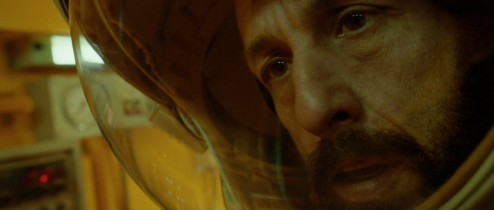 Adam Sandler em cena de 'O Astronauta'