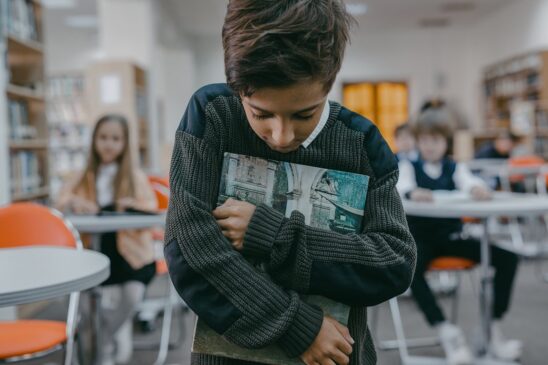 Crime passa a constar no Código Penal, com pena de multa. No caso de cyberbullying, também pode render até quatro anos de prisão