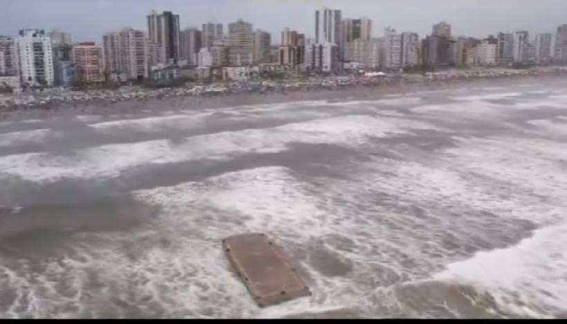 De acordo com a Administração local, a balsa que transportava os equipamentos para a queima de fogos foi atingida por fortes ondas