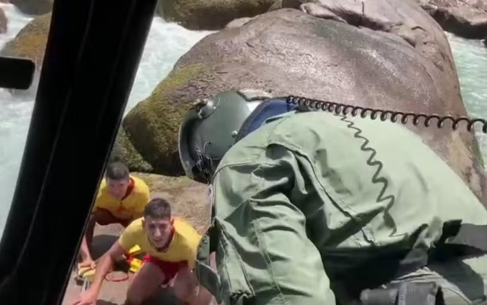 Bombeiros do GBMar salvam turistas em Ubatuba