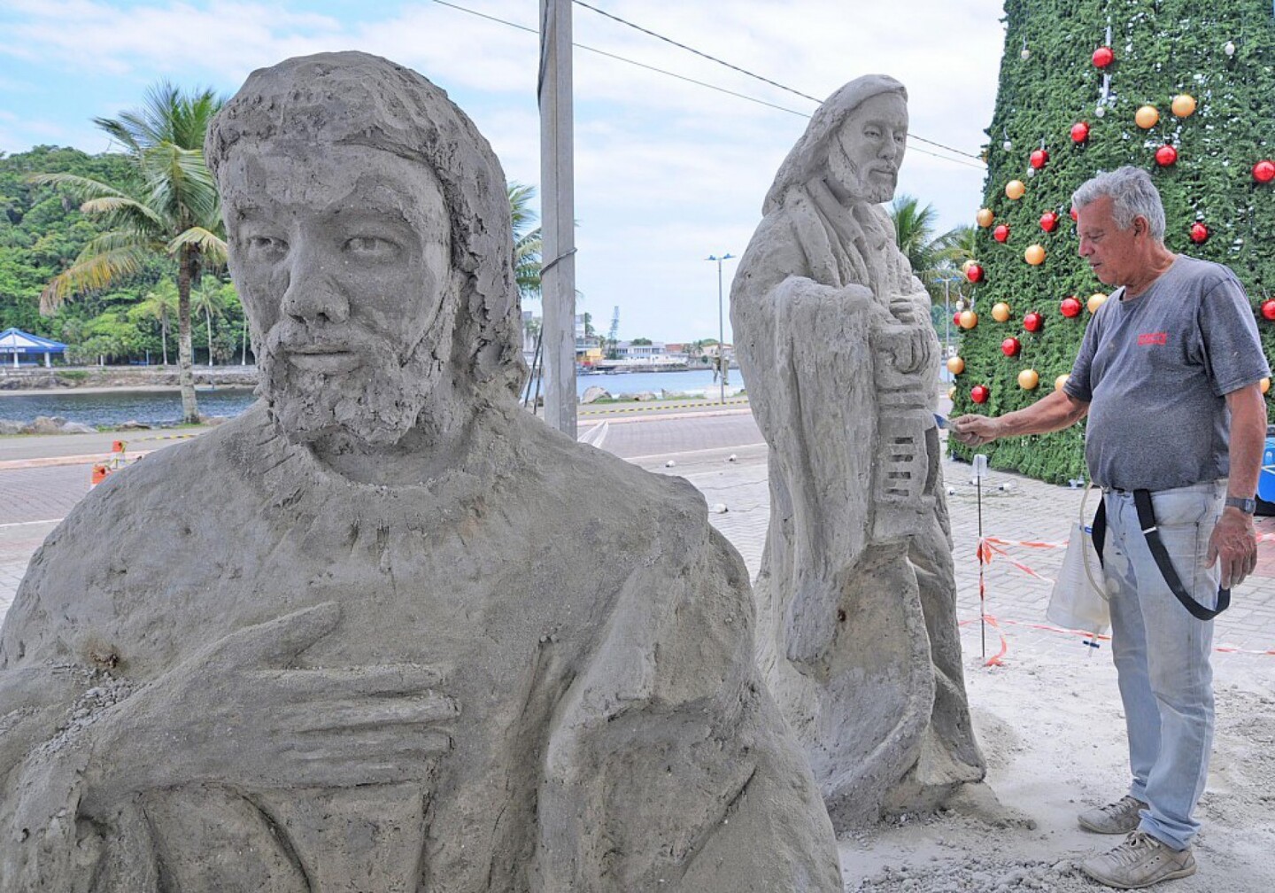 O tradicional presépio de areia fica na Praça 22 de Abril, na Boca da Barra