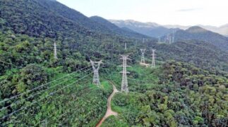 Com o acesso extremamente complexo ao traçado, a empresa utilizou estratégias inovadoras, como o uso intensivo de helicópteros
